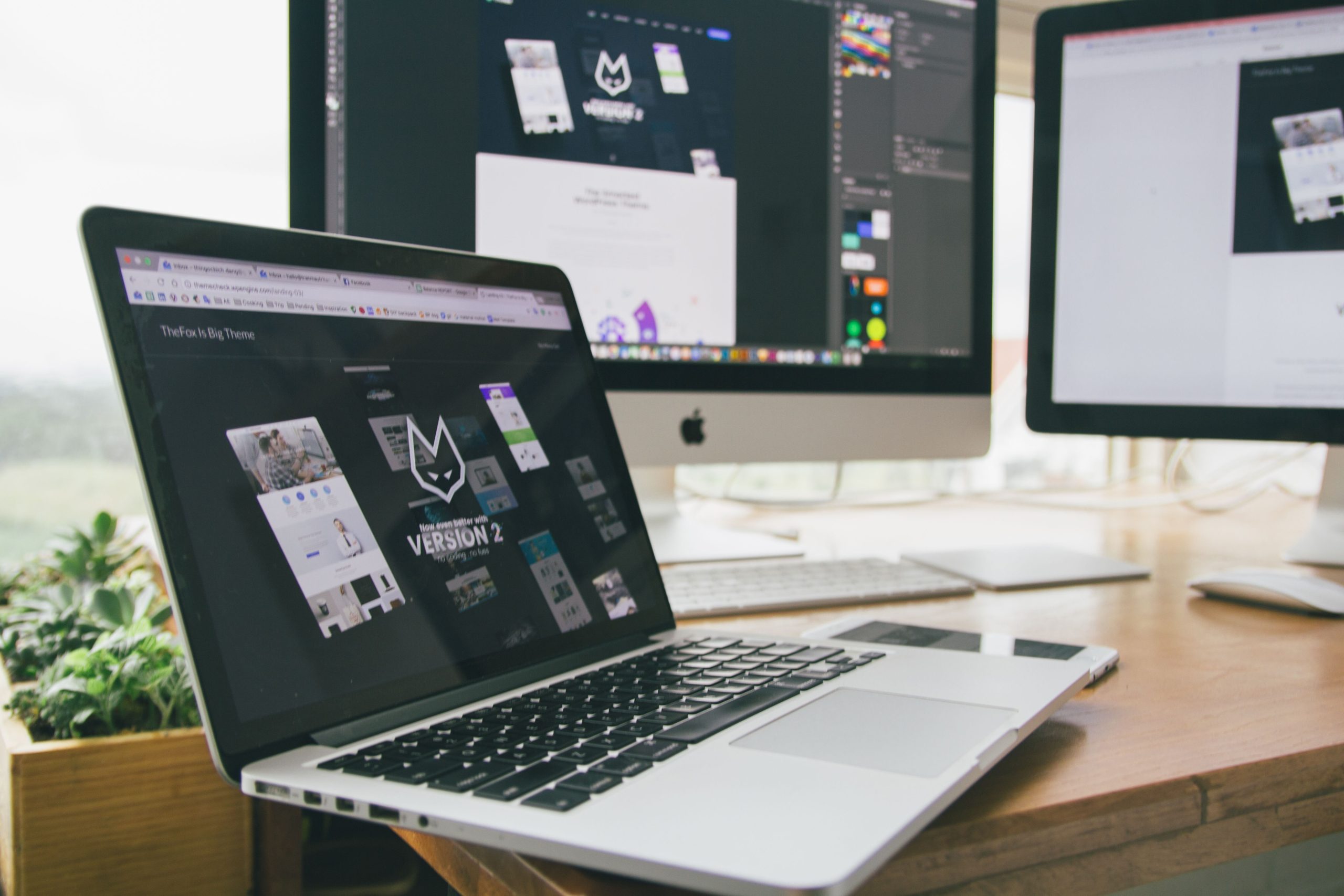 Espace de travail stylé avec ordinateurs et logiciel de design