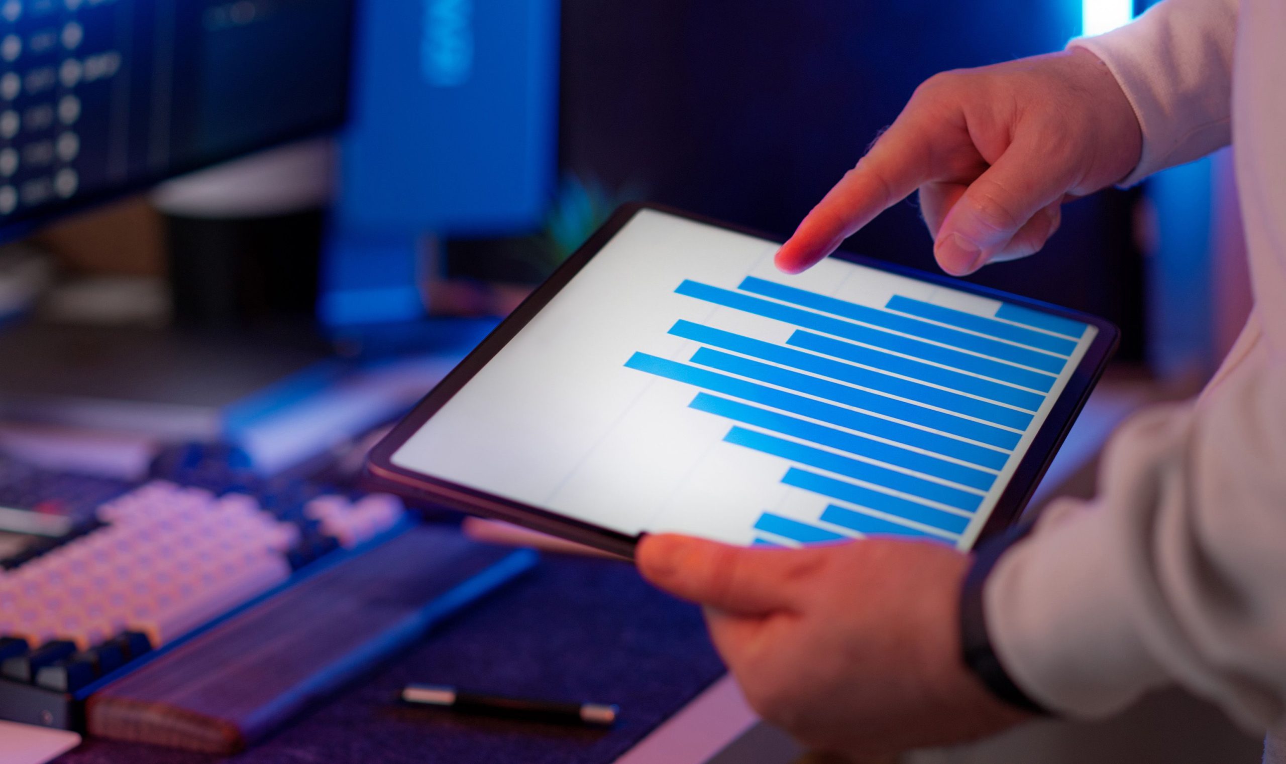 Professionnel analysant un graphique de donnees sur tablette