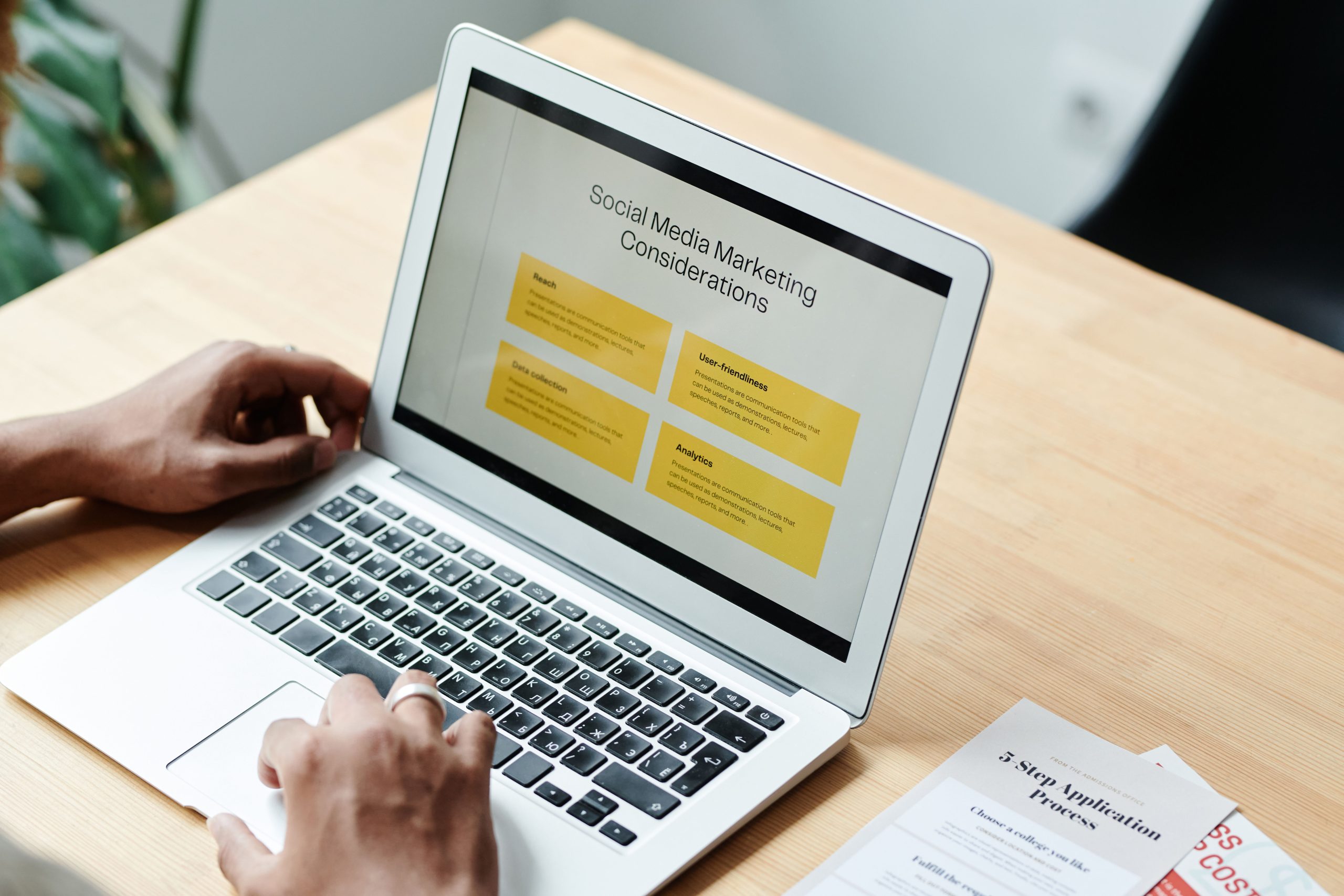 Personne consultant une strategie de publicite sociale sur ordinateur